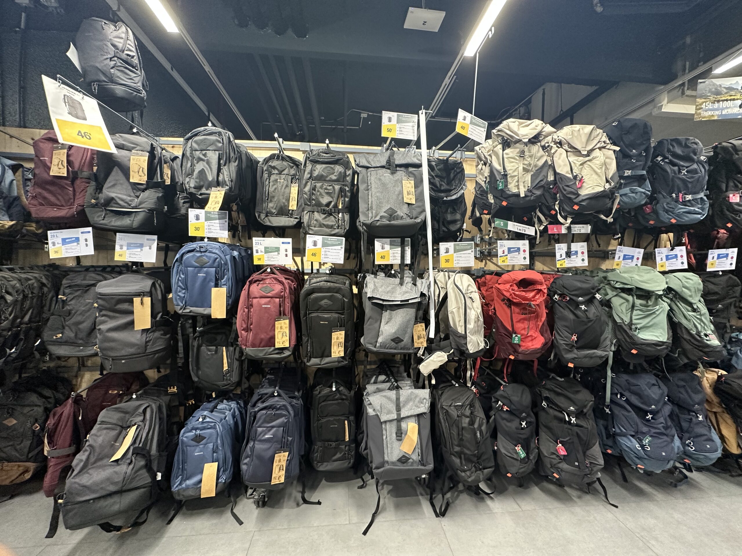 QUECHUAの高機能バックパック売り場